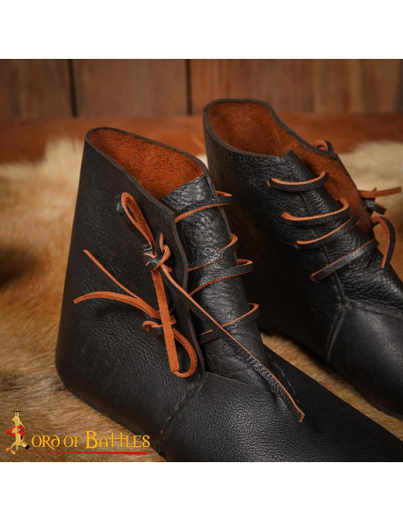 Botins medievais em couro preto com...