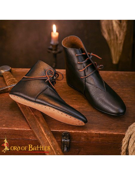 Botins medievais em couro preto com...