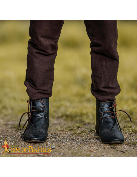 Botins medievais em couro preto com...