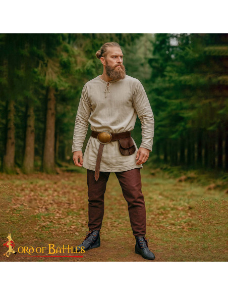 Botins medievais em couro preto com...