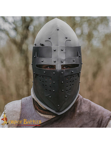 Bacinete medieval com viseira...