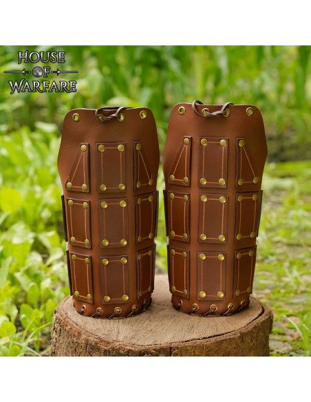 Omoplatas medievais em couro marrom...