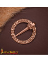 Broche medieval nórdico em forma de anel com inscrições, acabamento em bronze polido