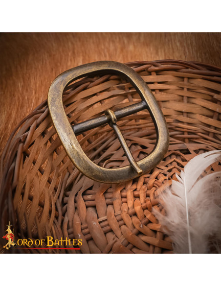 Fivela medieval ovalada em latão...