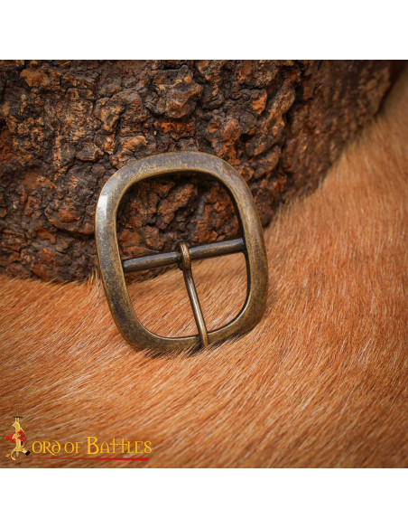 Fivela medieval ovalada em latão...