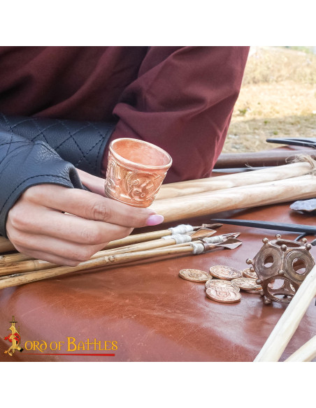 Copa pequena medieval do século XII...