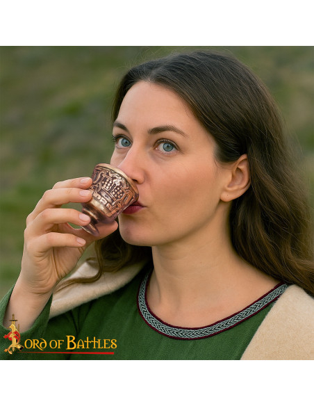 Copa pequena medieval século xii em...