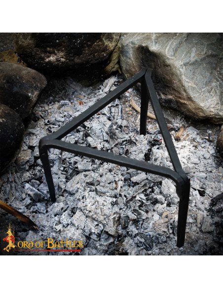 Tripé medieval para fogo em ferro...