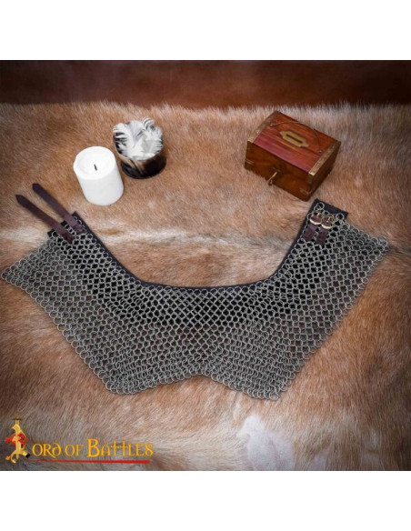 Gorgueira de malha medieval de aço...