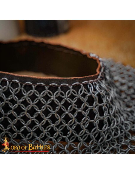 Gorgueira de malha medieval de aço...