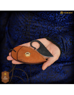 Faca de ferro forjado com capa de couro decorada