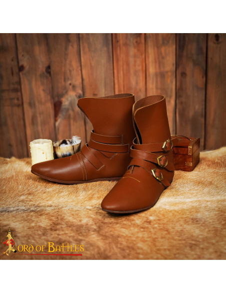 Botins medievais em couro marrom...