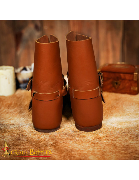 Botins medievais em couro marrom...