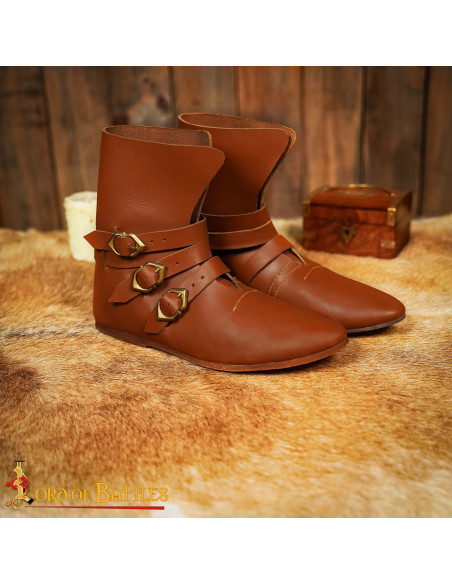 Botins medievais em couro marrom...