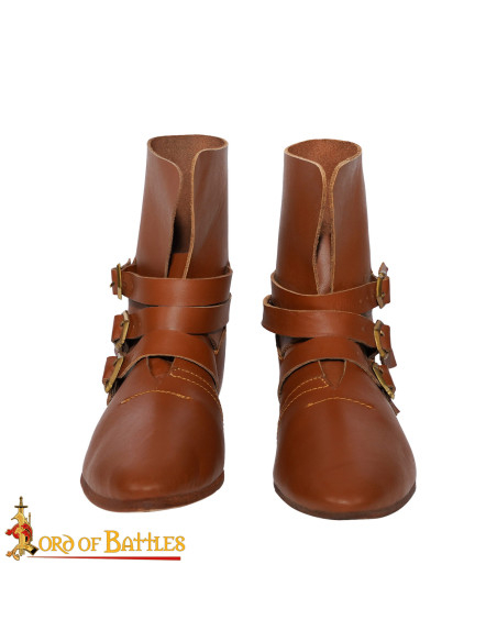 Botins medievais em couro marrom...