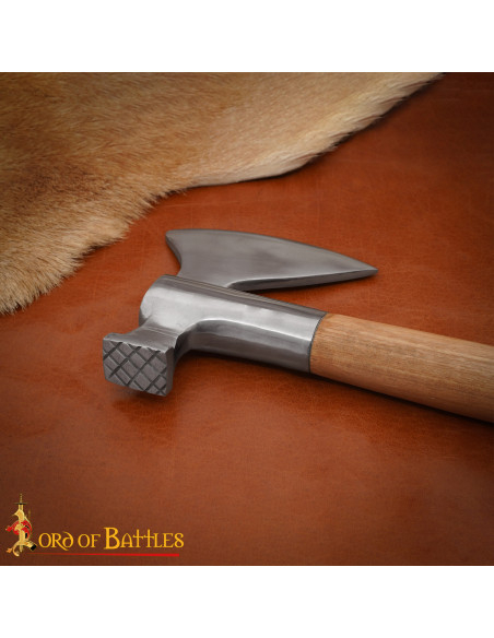 Machado medieval de aço com cabeça de...