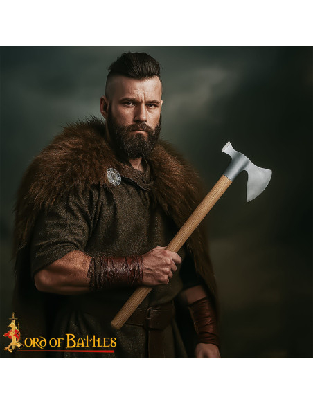 Machado medieval de aço com cabeça de...