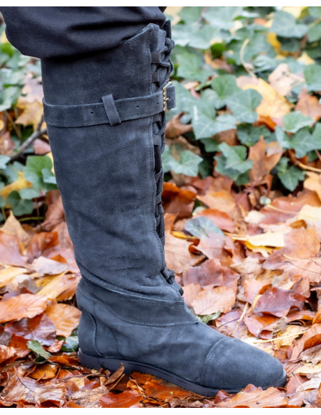 Botas medievais com cadarços modelo...