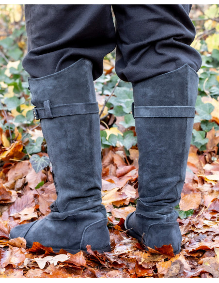 Botas medievais com cadarços modelo...