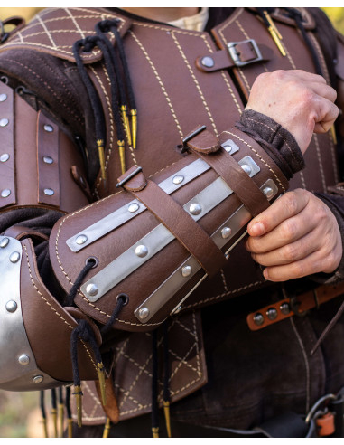 Braceletes medievais modelo Strigo, cor marrom