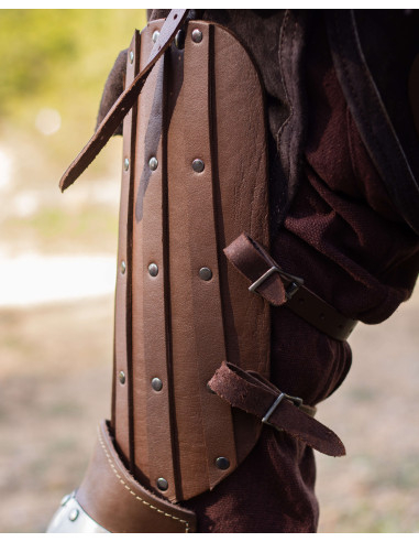 Protetores medievais para coxa modelo Strigo, cor marrom