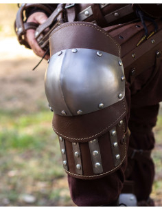 Joelhos medievais modelo Strigo, cor marrom 2