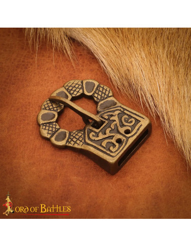 Fivela medieval gótica em latão envelhecido para cinto
