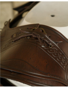 Ombreras medievais modelo Artemis Deluxe, cor marrom 2