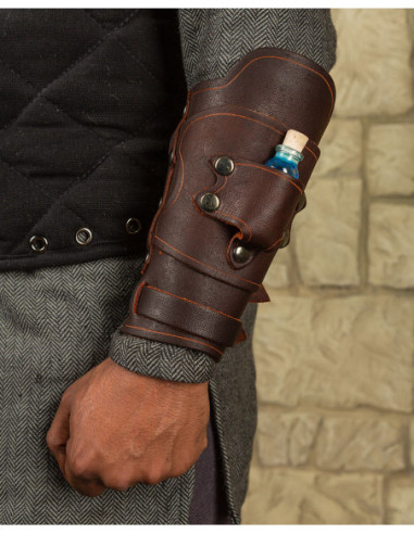 Pulseira com bolso para poção modelo Geralt, marrom mão esquerda