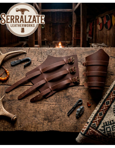 Brazaletes em couro marrom escuro do Comandante de Ferro.