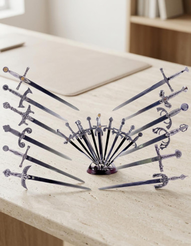 Coleção de 12 abridores de cartas medievais com suporte