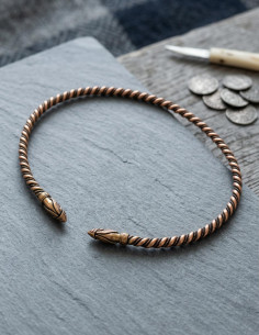 Viking torc com cabeças de corvos