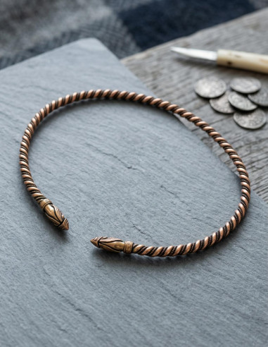 Viking torc com cabeças de corvos