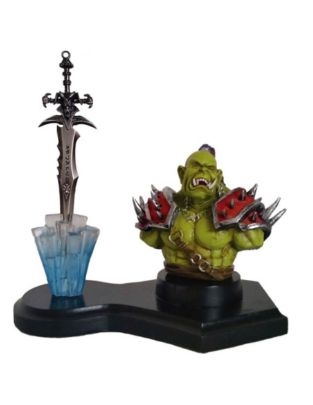 figura Orco e espada Worl of Warcraft
