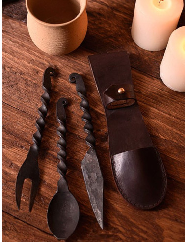 Talheres medievais com tampa