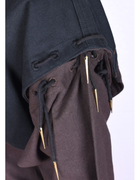 Túnica medieval marrom-preta com mangas destacáveis