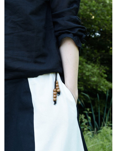 Saia medieval longa branca e preta