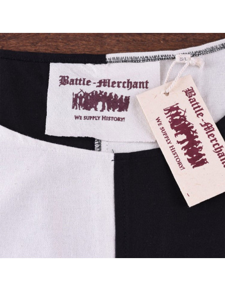 Sobretudo medieval esquartejado preto e branco