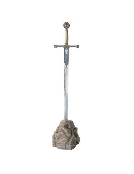 Excalibur de cartas abertas na rocha