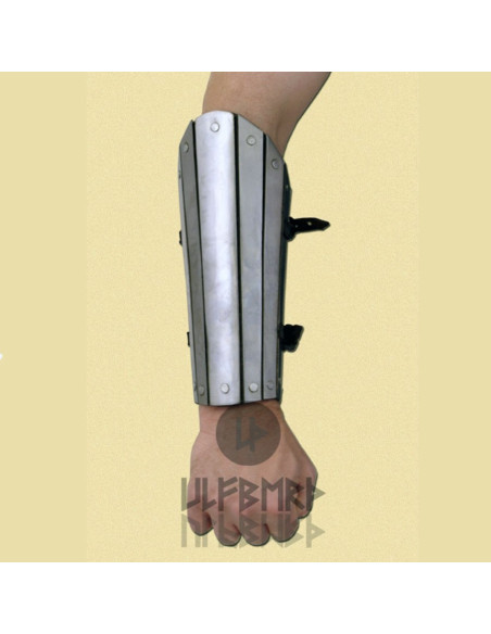 Pulseira de couro com tiras de metal