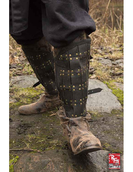 Caneleiras de couro de soldado medieval