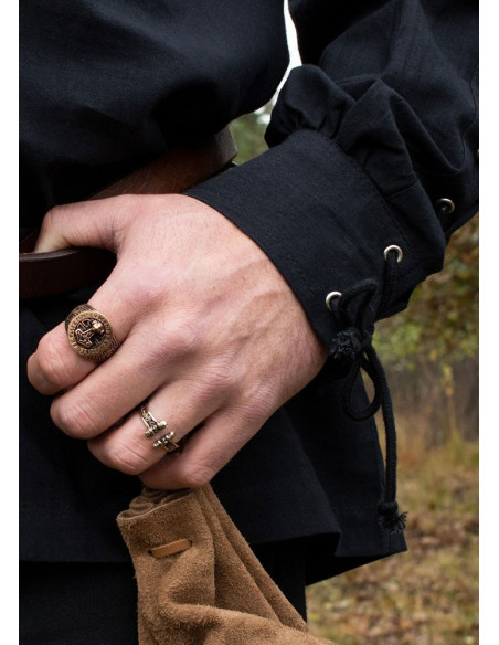 Camisa medieval preta com laços...