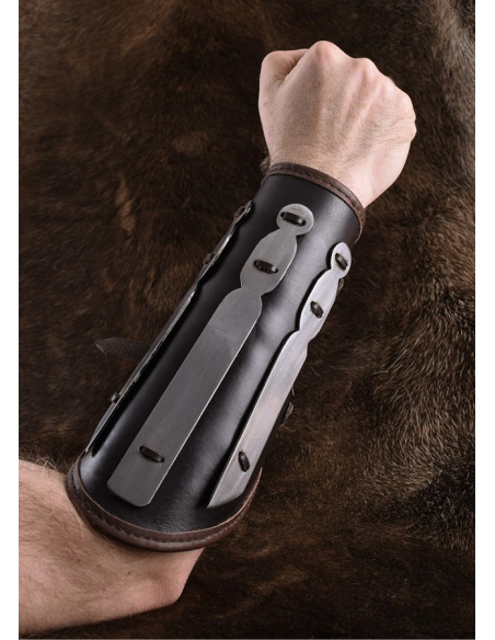 Bracelete de couro reforçado com metal