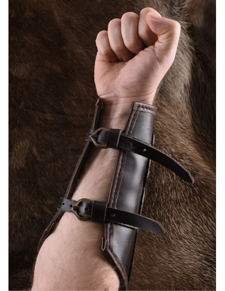 Bracelete de couro reforçado com metal