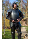 Armadura completa de soldado medieval, acabamento preto