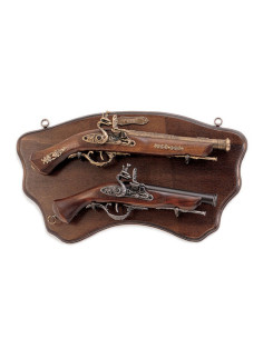 Panóplia de madeira com pistolas antigas