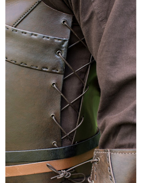 Armadura de couro com reforços cruzados