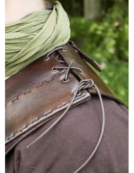 Armadura de couro com reforços cruzados