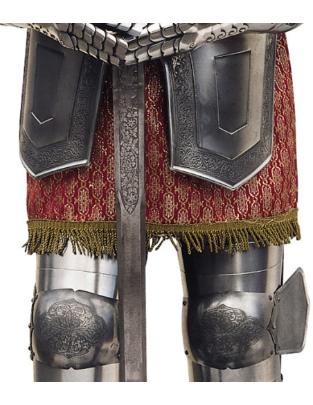 Armadura natural de prata com gravuras e espada nas mãos