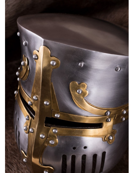 Capacete cruzado com acessórios em...